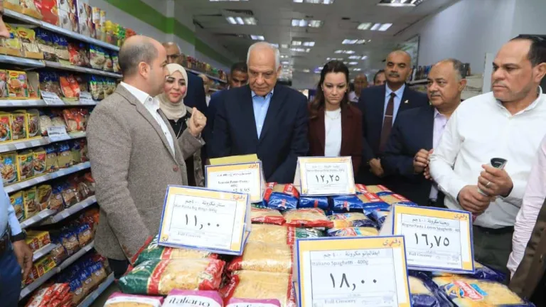 لليوم الرابع على التوالى .. محافظ الجيزة يتابع سريان مبادرة خفض أسعار السلع الأساسية بالمحال والمتاجر
