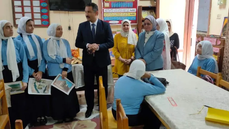 وكيل وزارة التربية والتعليم بالجيزة يتواجد ميدانيا بإدارتى الدقى وشمال التعليمية .. حوار مفتوح مع الطلاب لمناقشة هذا الامر