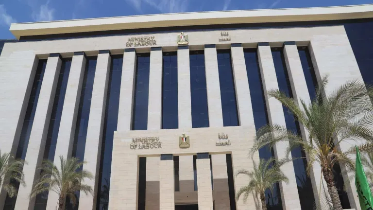 "وزارة العمل" تدعو الشباب إلى التقديم على 5931 فرصة عمل في 39 شركة خاصة داخل 11 محافظة