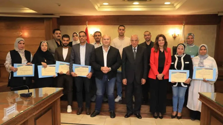 محافظ الجيزة يُكرم أوائل الدورات التدريبية من موظفى المحافظة