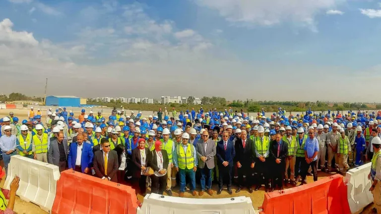 وزير العمل يلتقى بعمال اسيوط .. خطة لدمج العمالة غير المنتظمة في قاعدة بيانات "الوزارة" لرعايتهم إجنماعياً وصحياً
