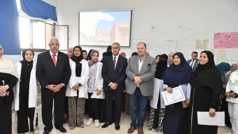 خلال جولته .. مفاجآت مفرحة لآهالى اسيوط يطلقها وزير العمل