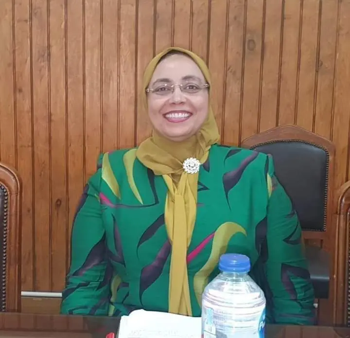 رئيس جامعة القاهرة يُكلف الدكتورة لبنى فريد للقيام بأعمال عميد كلية التجارة