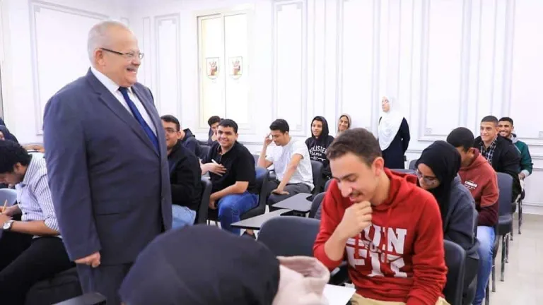 الخشت يتفقد أول اختبارات الميد تيرم بجامعة القاهرة الدولية .. يشدد على الالتزام بضوابط أداء الامتحانات