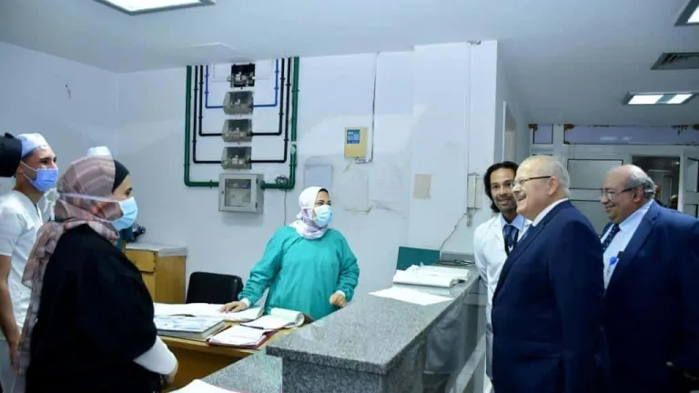 الخشت يفتتح تطوير مستشفى الطلبة بجامعة القاهرة .. يسعد طاقمها بهذا القرار