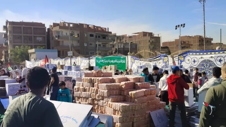 شاهد بالفيديو .. قافلة شاملة من مدينة الحوامدية لمساعدة اهالينا فى غزة .. جمعية شباب ام خنان تضرب مثالا رائعا للمشاركة المجتمعية