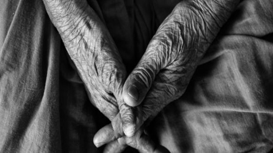 توقف عن هذه العادات فورا لانها تعجّل بأعراض الشيخوخة