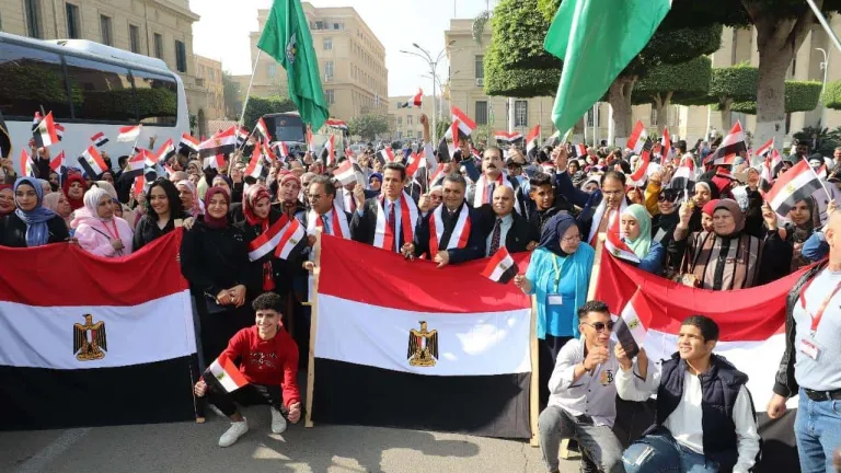 جامعة القاهرة تشارك بقوة في العرس الديموقراطي للانتخابات الرئاسية تحت شعار "انزل شارك .. مصر هي الأهم"