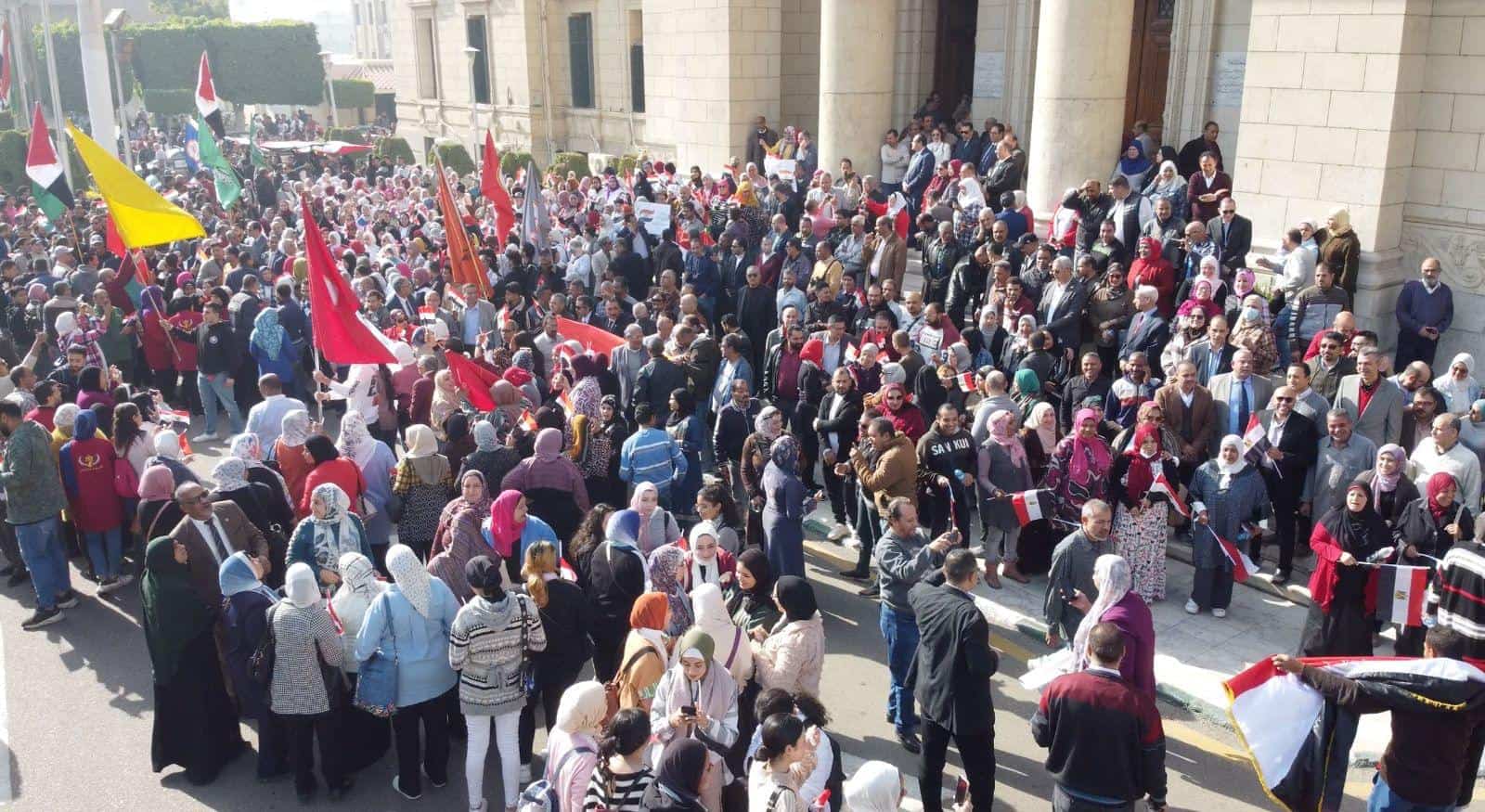 على أنغام “قالوا إيه علينا دولا” منتسبي جامعة القاهرة يعبرون عن فرحتهم للمشاركة في الانتخابات الرئاسية 2024