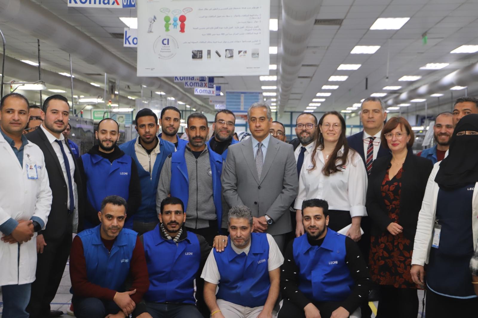 احتفالا لمرور 25 عام على وجودها بمصر .. جولة تفقدية لوزير العمل بشركة ليوني الألمانية لكابلات وضفائر السيارات