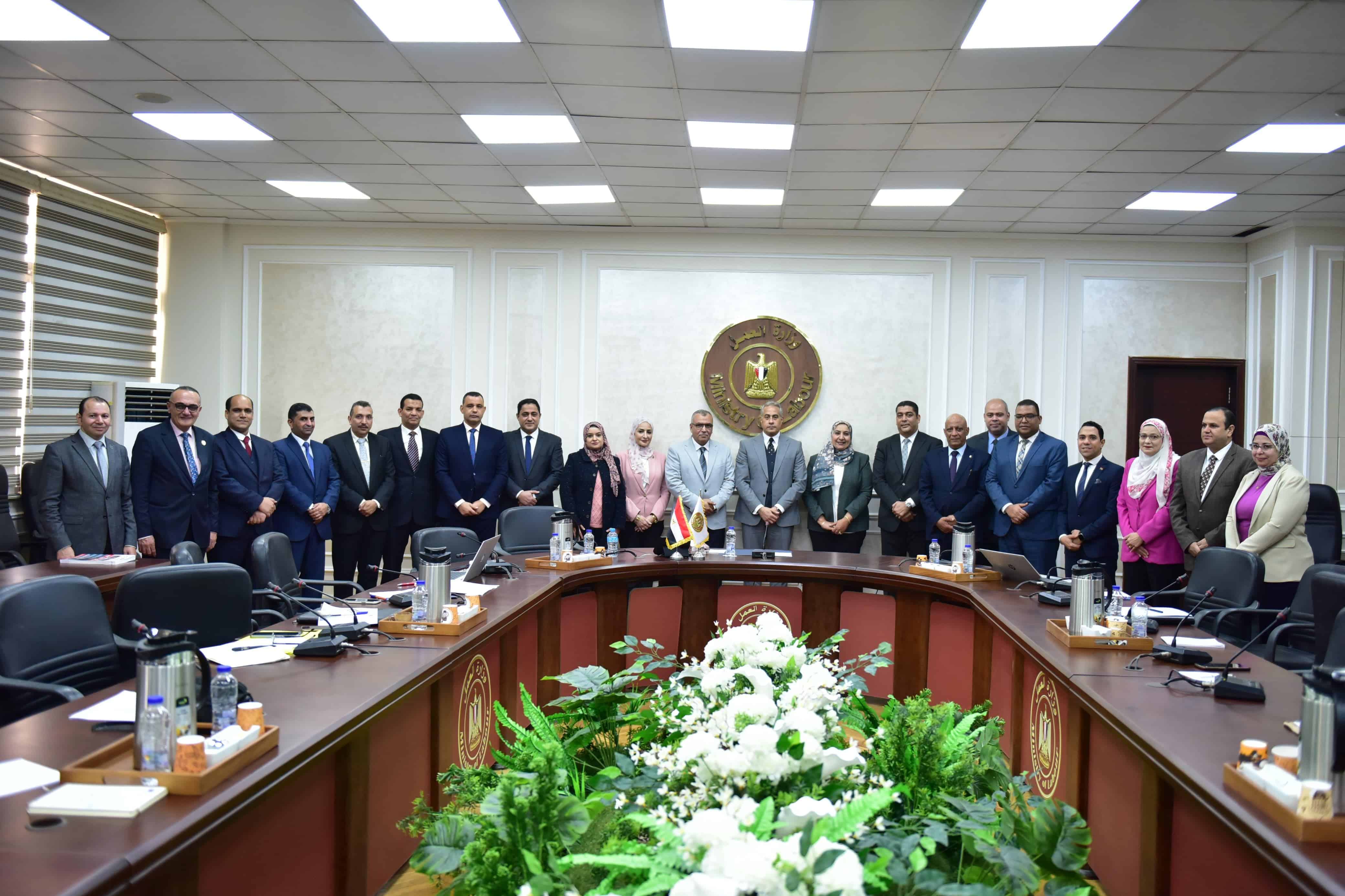 وزير العمل يلتقي المُلحقين العُماليين الجُدد..ويؤكد على هذا الامر