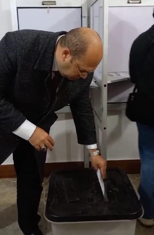 نائب محافظ الجيزة يدلي بصوته في الأستحقاق الدستور لأنتخابات الرئاسة ٢٠٢٤ .. يوجه رسالة للمواطنين