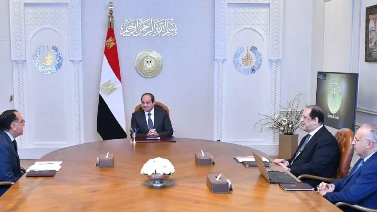 الرئيس السيسى يجتمع بهؤلاء القادة على رأسهم رئيسا الحكومة والمخابرات