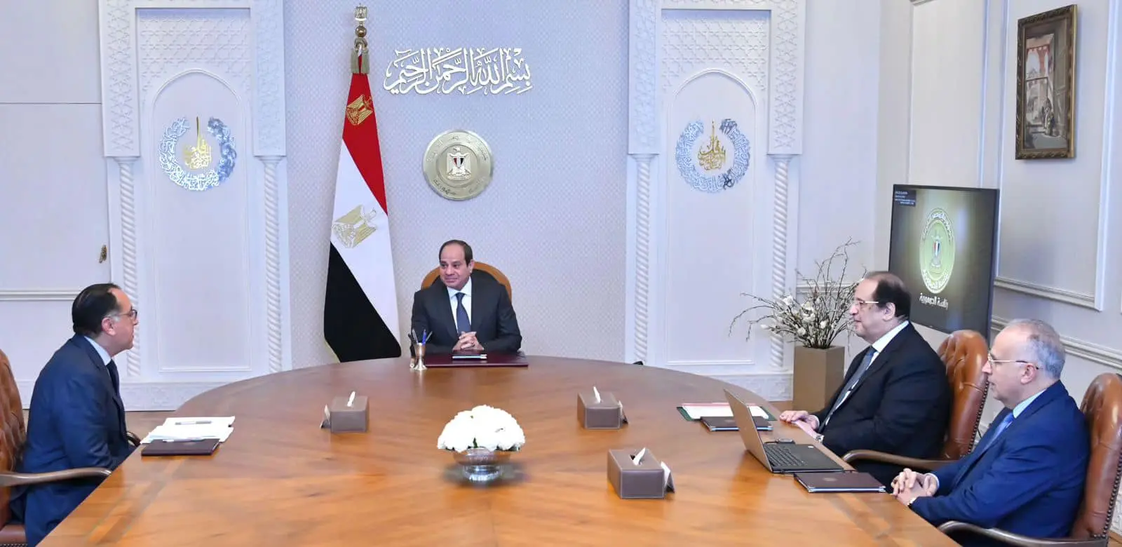 الرئيس السيسى يجتمع بهؤلاء القادة على رأسهم رئيسا الحكومة والمخابرات