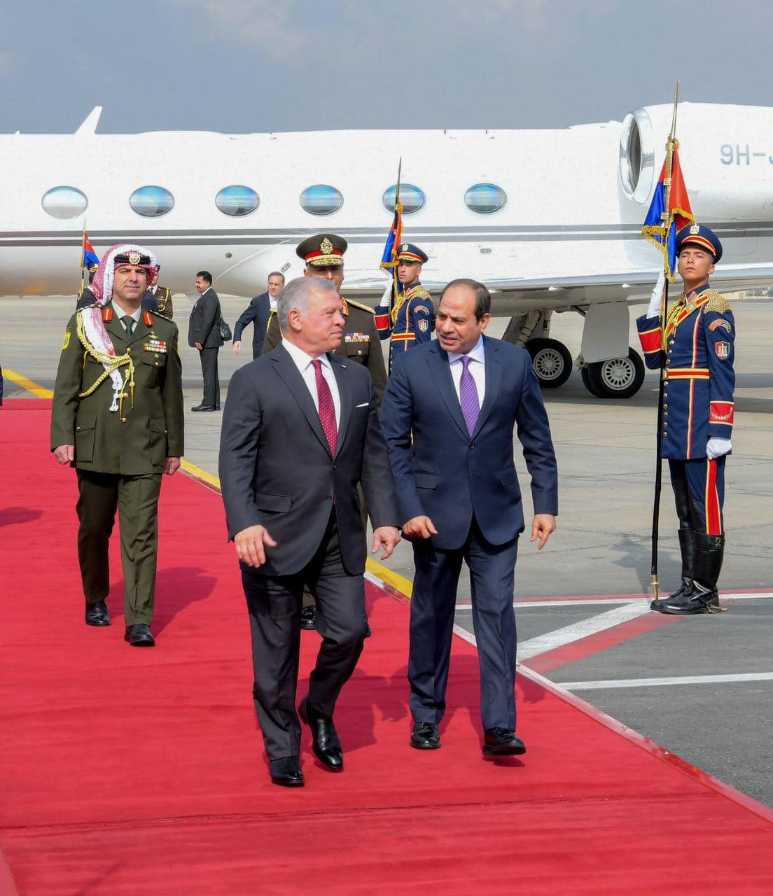 الرئيس السيسى فى استقبل الملك عبد الله بمطار القاهرة لمناقشة هذه القضايا .. اهما الرفض التام لمحاولات تصفية القضية الفلسطينية وتهجير الفلسطينيين .. الوقف الفوري لإطلاق النار في غزة