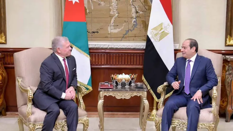 الرئيس السيسى فى استقبل الملك عبد الله بمطار القاهرة لمناقشة هذه القضايا .. اهما الرفض التام لمحاولات تصفية القضية الفلسطينية وتهجير الفلسطينيين .. الوقف الفوري لإطلاق النار في غزة