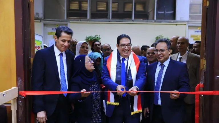 معرض ملابس بأسعار رمزية لطلاب جامعة القاهرة