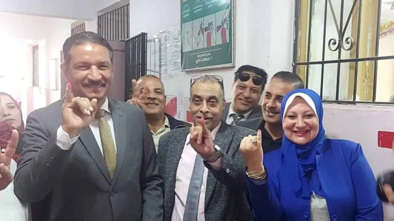 فى اليوم الثالث للانتخابات الرئاسة .. مدير تعليم الجيزة يدلى بصوته بلجنة مدرسة الفؤاد فى الهرم .. يعطى توجيهات هامه