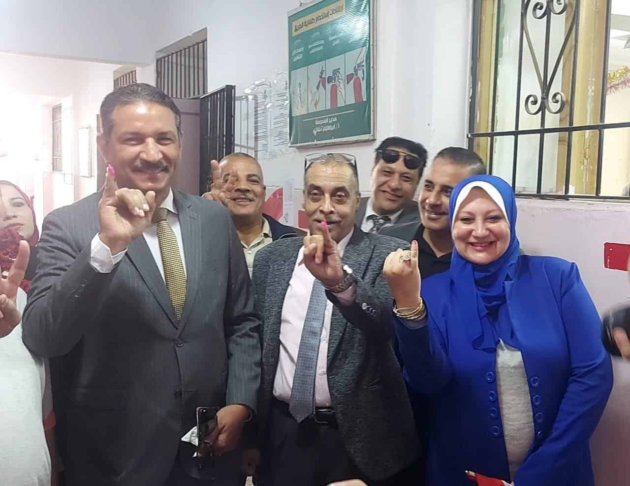 فى اليوم الثالث للانتخابات الرئاسة .. مدير تعليم الجيزة يدلى بصوته بلجنة مدرسة الفؤاد فى الهرم .. يعطى توجيهات هامه