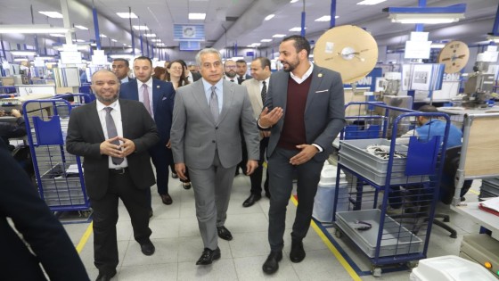احتفالا لمرور 25 عام على وجودها بمصر .. جولة تفقدية لوزير العمل بشركة ليوني الألمانية لكابلات وضفائر السيارات