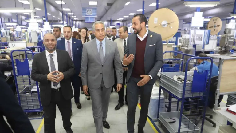 احتفالا لمرور 25 عام على وجودها بمصر .. جولة تفقدية لوزير العمل بشركة ليوني الألمانية لكابلات وضفائر السيارات