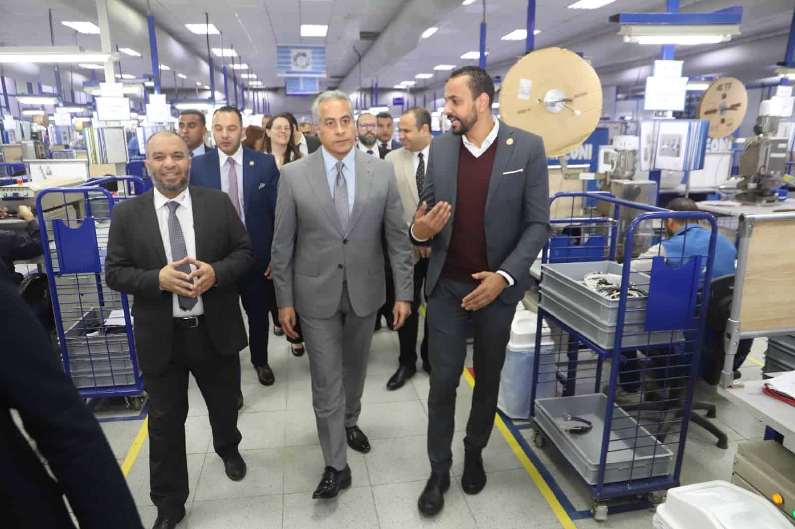 احتفالا لمرور 25 عام على وجودها بمصر .. جولة تفقدية لوزير العمل بشركة ليوني الألمانية لكابلات وضفائر السيارات