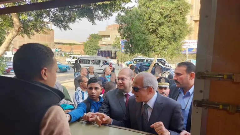 لسد حاجة المواطنين .. محافظ الجيزة يتفقد المنافذ السلعية بمركز أبو النمرس .. يستمع لاراء المواطنين ويشدد على هذا الامر