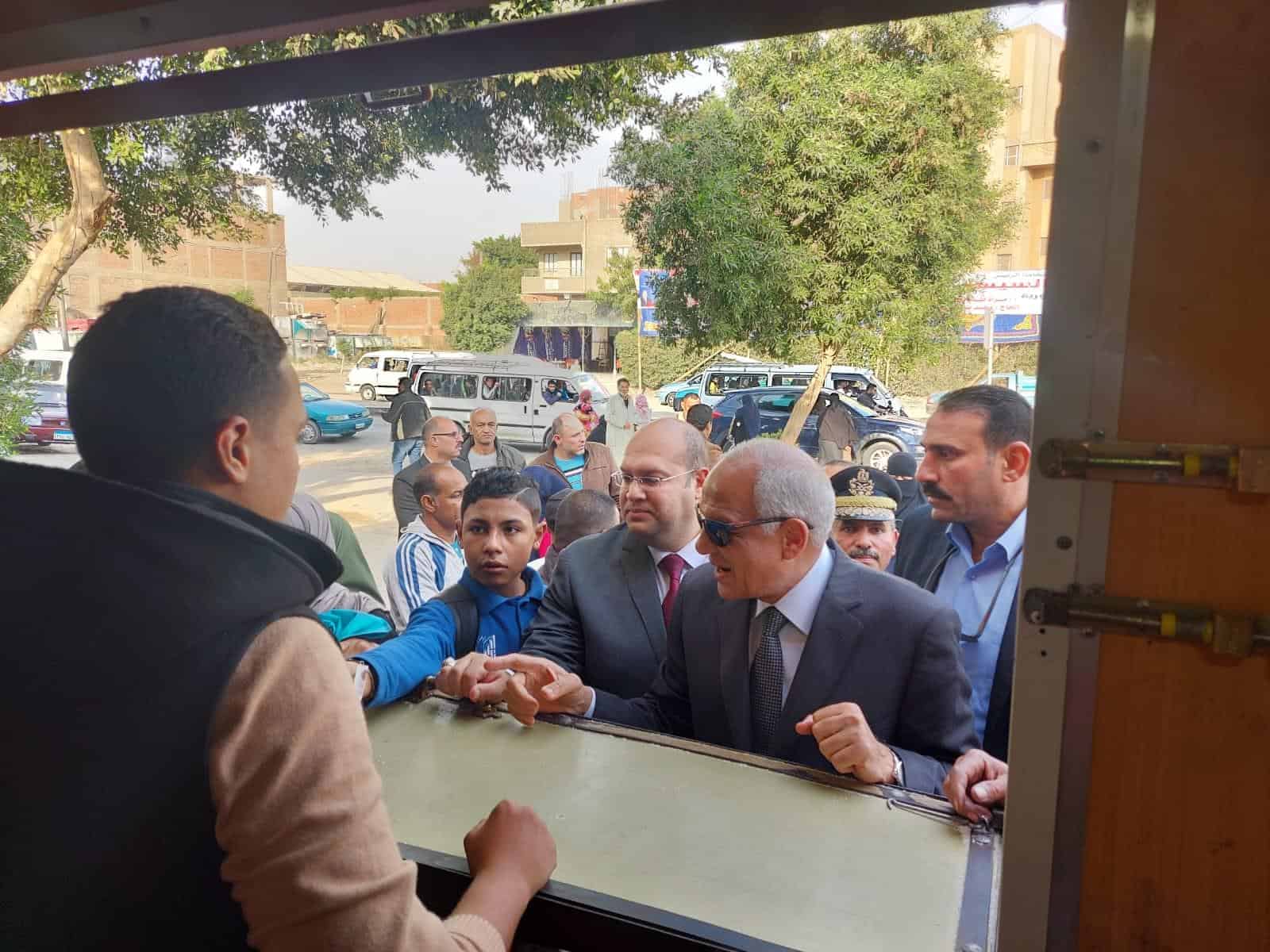 لسد حاجة المواطنين .. محافظ الجيزة يتفقد المنافذ السلعية بمركز أبو النمرس .. يستمع لاراء المواطنين ويشدد على هذا الامر