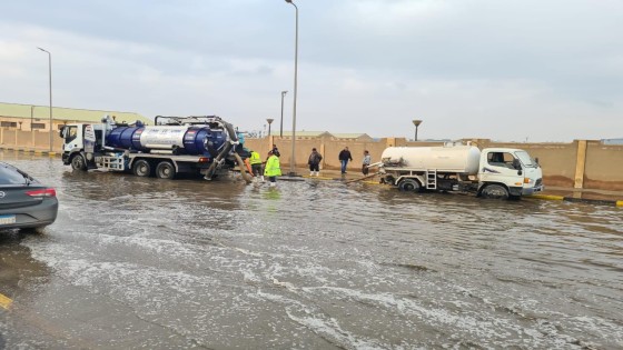 رئيس القابضة للمياه يتابع لحظة بلحظة شركات المياه في التعامل مع الامطار من داخل غرفة العمليات