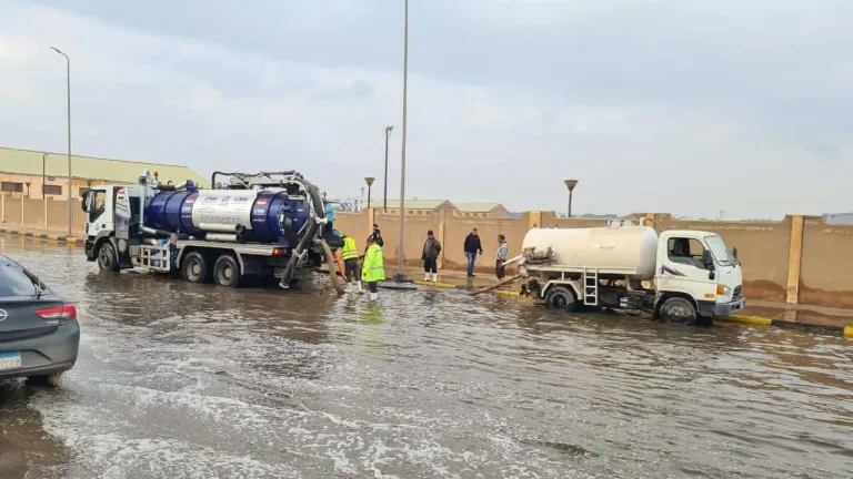 رئيس القابضة للمياه يتابع لحظة بلحظة شركات المياه في التعامل مع الامطار من داخل غرفة العمليات