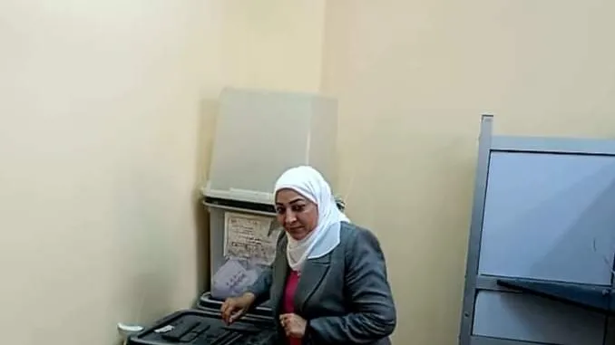 نائب محافظ القاهرة للمنطقة الجنوبية تدلي بصوتها فى الانتخابات الرئاسية بمدينة شق الثعبان فى طره