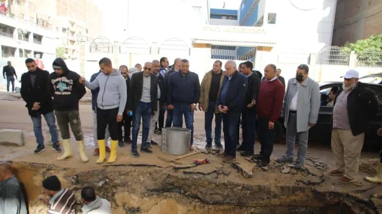 محافظ الجيزة يتفقد أعمال اصلاح كسر بماسورة مياه بفيصل