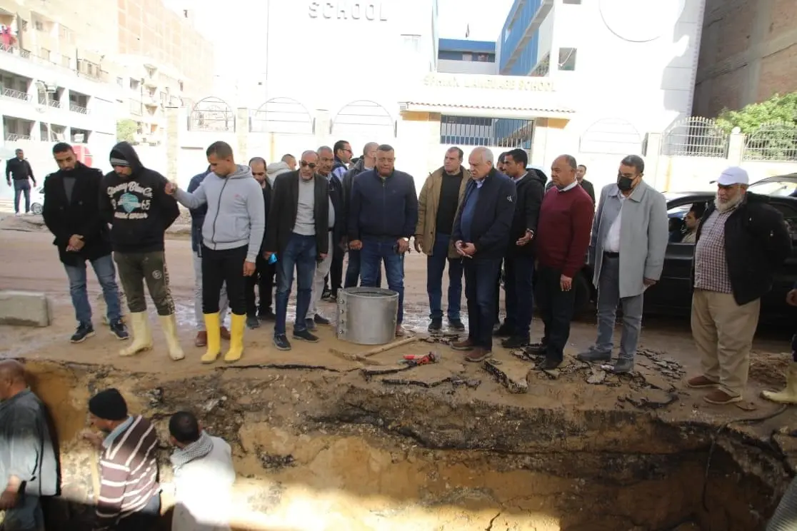 محافظ الجيزة يتفقد أعمال اصلاح كسر بماسورة مياه بفيصل