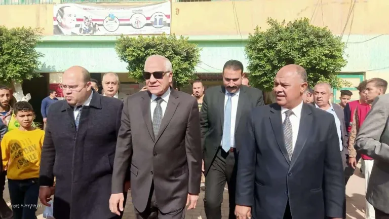 محافظ الجيزة يتفقد عدد من مقار اللجان الانتخابية بابو النمرس والحوامدية والبدرشين .. هذا ما فعله مع المواطنين