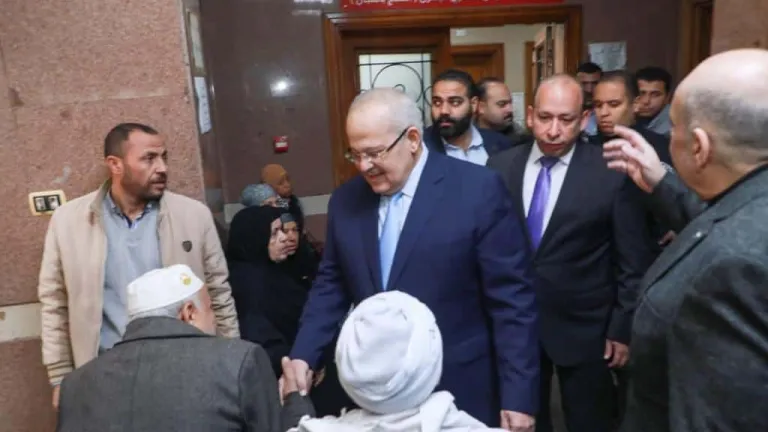 جولة مفاجئة لرئيس جامعة القاهرة بالعيادات الخارجية بالمنيل التخصصى .. يشدد على هذا الامر