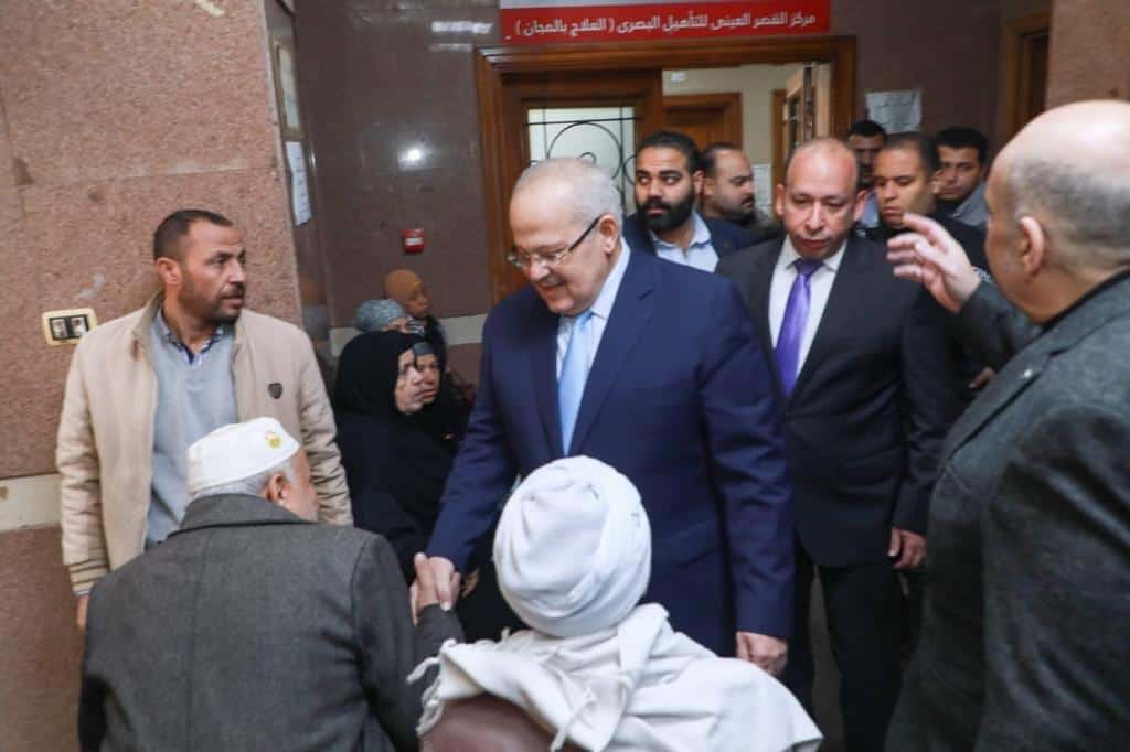 جولة مفاجئة لرئيس جامعة القاهرة بالعيادات الخارجية بالمنيل التخصصى .. يشدد على هذا الامر