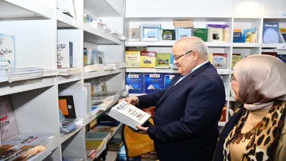 الخشت يتفقد جناح جامعة القاهرة فى معرض القاهرة الدولي للكتاب .. هذا ما قاله عن مشاركة الجامعة