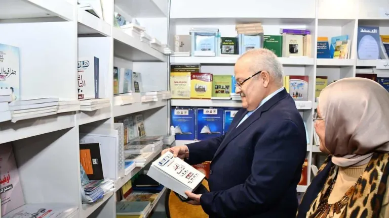 الخشت يتفقد جناح جامعة القاهرة فى معرض القاهرة الدولي للكتاب .. هذا ما قاله عن مشاركة الجامعة