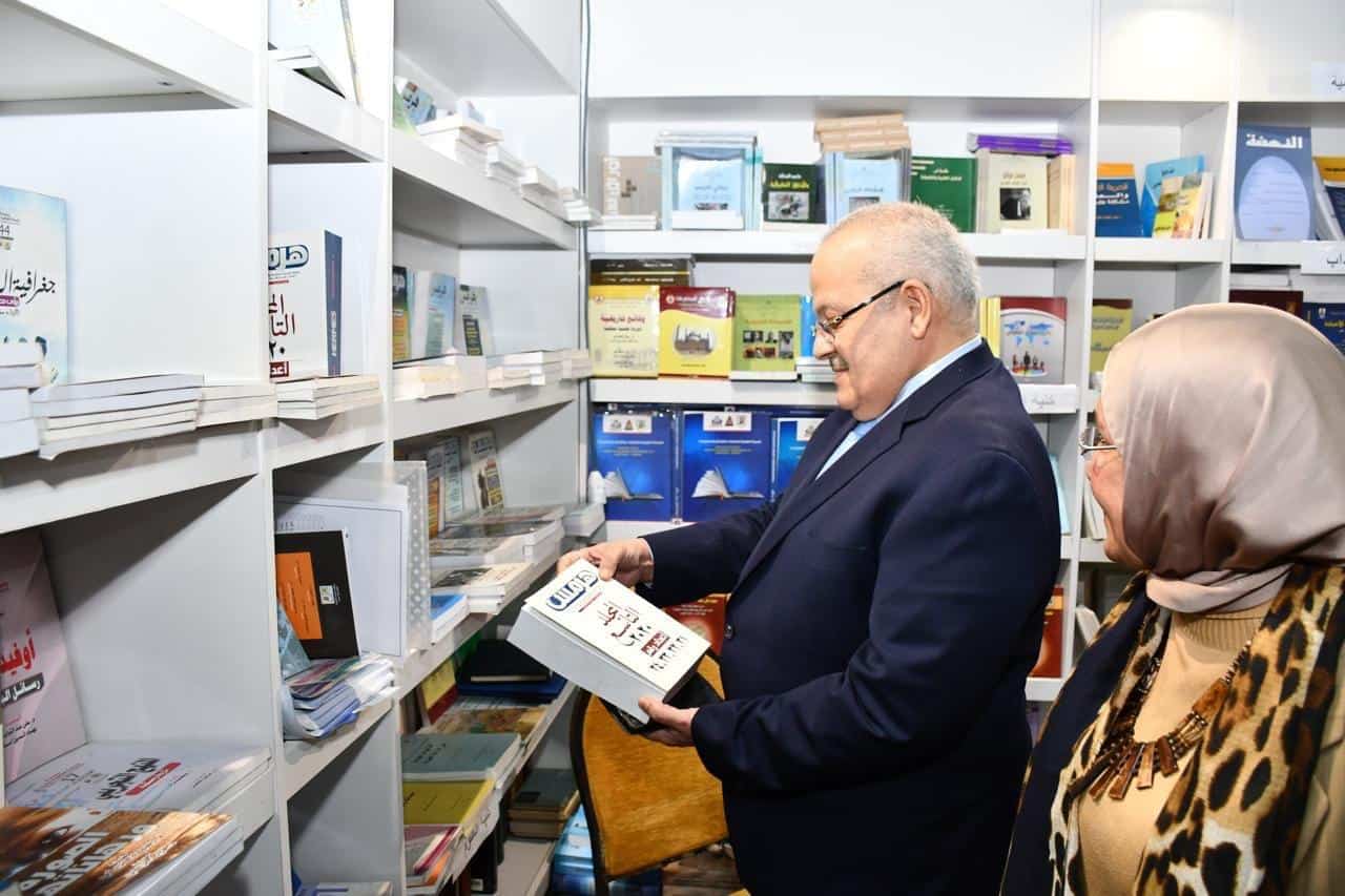 الخشت يتفقد جناح جامعة القاهرة فى معرض القاهرة الدولي للكتاب .. هذا ما قاله عن مشاركة الجامعة