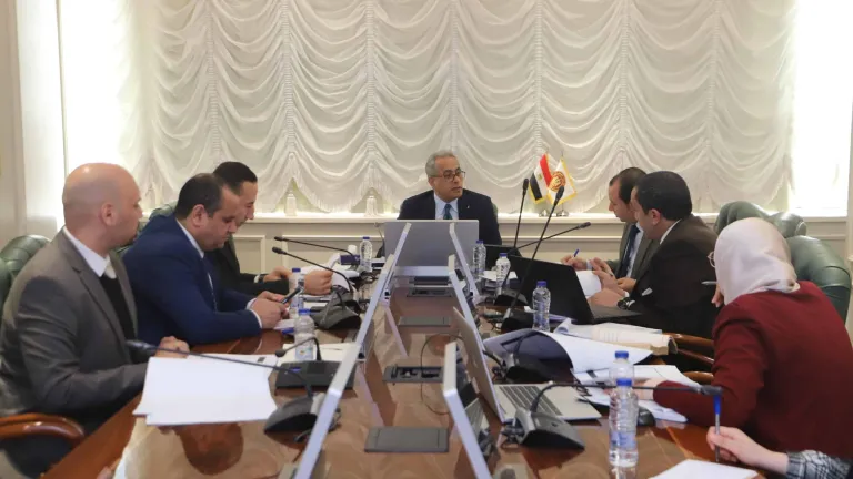 لدراسة ملاحظات مشروع قانون العمل .. وزير العمل يواصل اجتماعاته بـ "اللجنة القانونية" المختصة