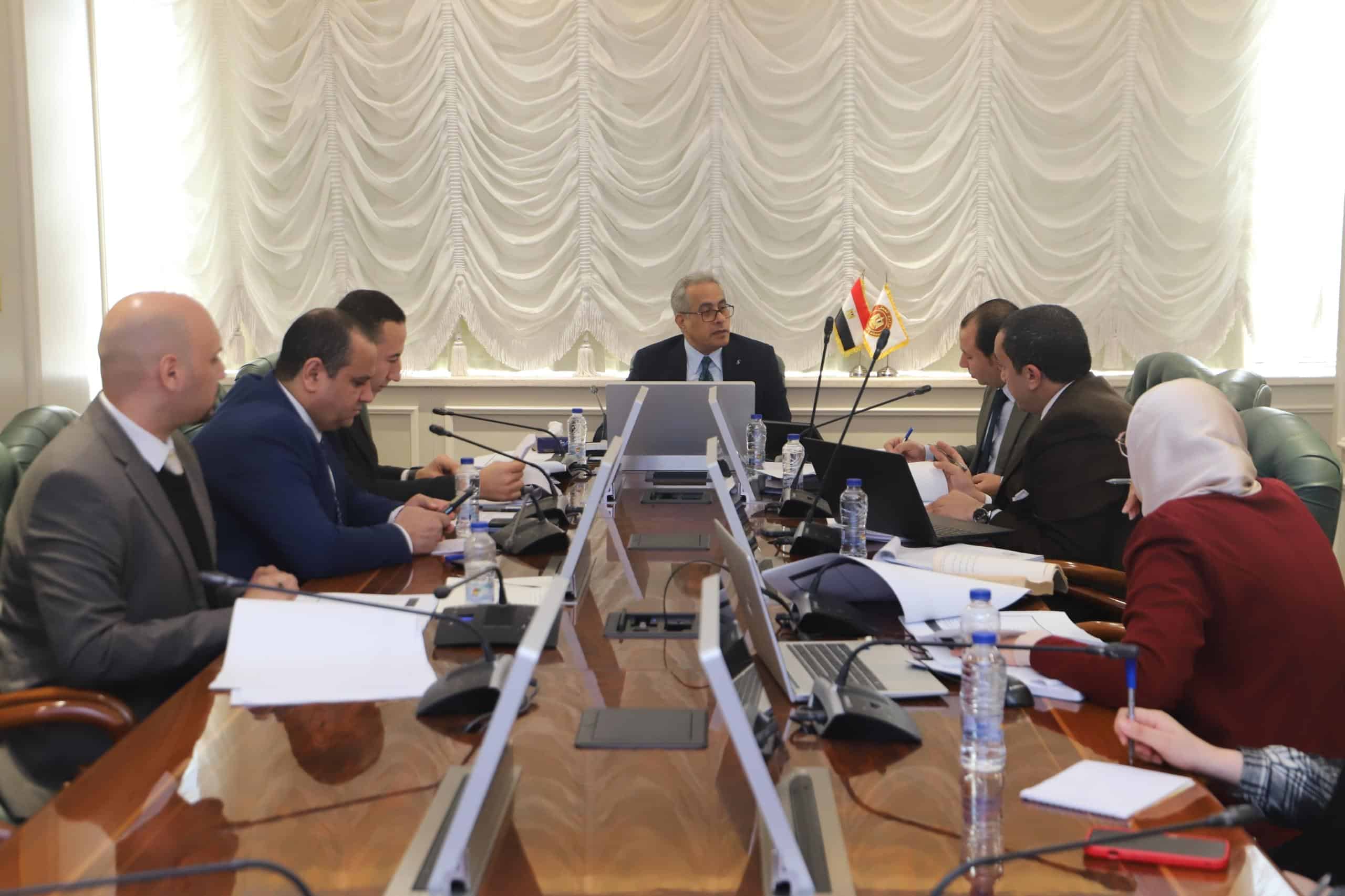 لدراسة ملاحظات مشروع قانون العمل .. وزير العمل يواصل اجتماعاته بـ “اللجنة القانونية” المختصة