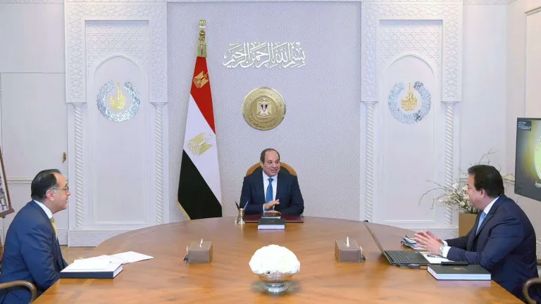 أهمها العلاج على نفقة الدولة ومعهد ناصر .. الرئيس السيسى يجتمع بمدبولى وعبد الغفار لمناقشة المنظومة الصحية