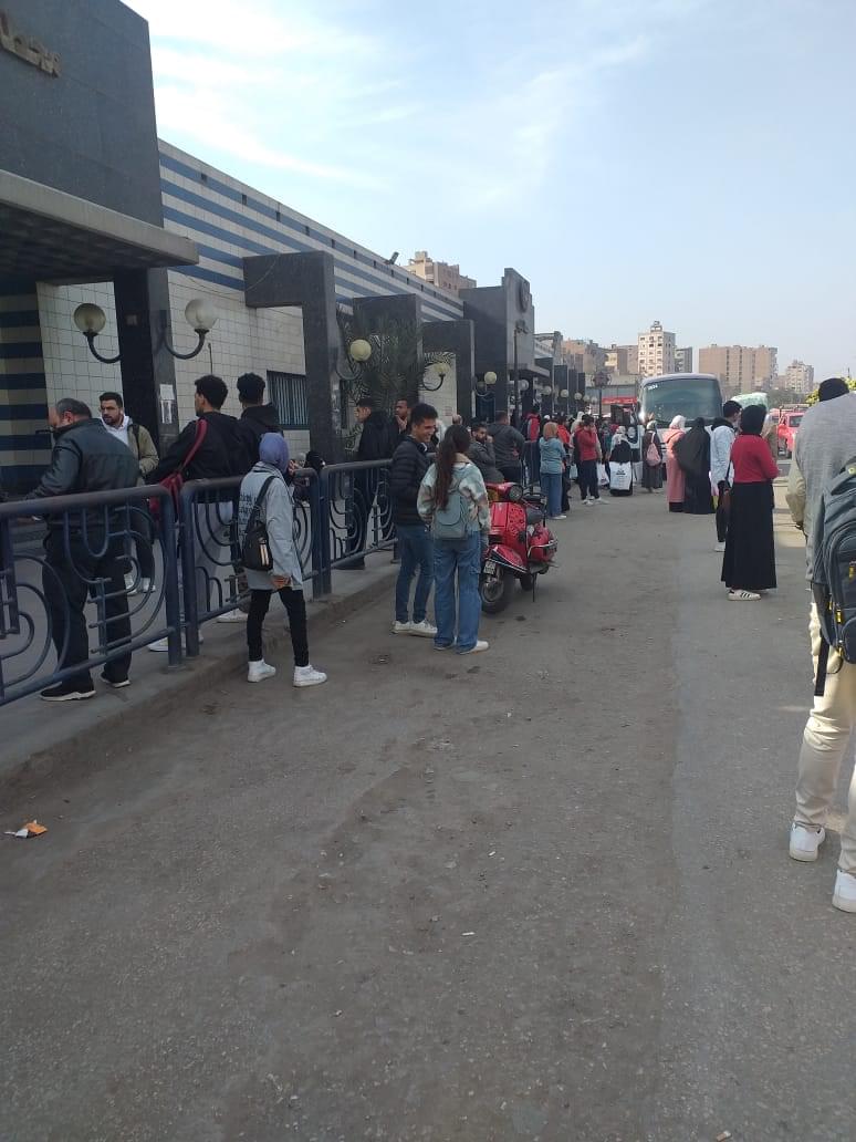 اهالى الحوامدية لـ محافظ الجيزة ورئيس جهاز السرفيس اين انتم من جشع سائقى الميكروباص .. بعد تقسيم الطريق اصبحت الاجرة 8 جنيه بدلا من 4 جنيه .. لا يوجد رقيب والضحية المواطن الغلبان