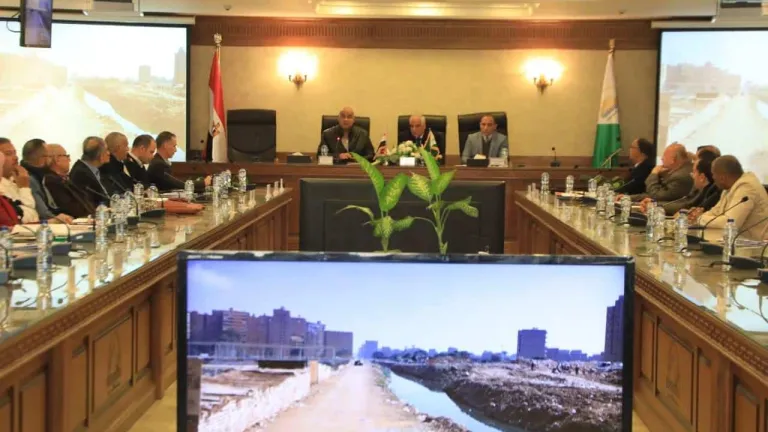 من أجل تذليل العقبات بالمشروعات القومية .. محافظ الجيزة يجتمع بهؤلاء القادة .. تكلبفات وتوجيهات هامة