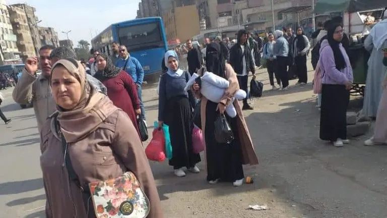 اهالى الحوامدية لـ محافظ الجيزة ورئيس جهاز السرفيس اين انتم من جشع سائقى الميكروباص .. بعد تقسيم الطريق اصبحت الاجرة 8 جنيه بدلا من 4 جنيه .. لا يوجد رقيب والضحية المواطن الغلبان