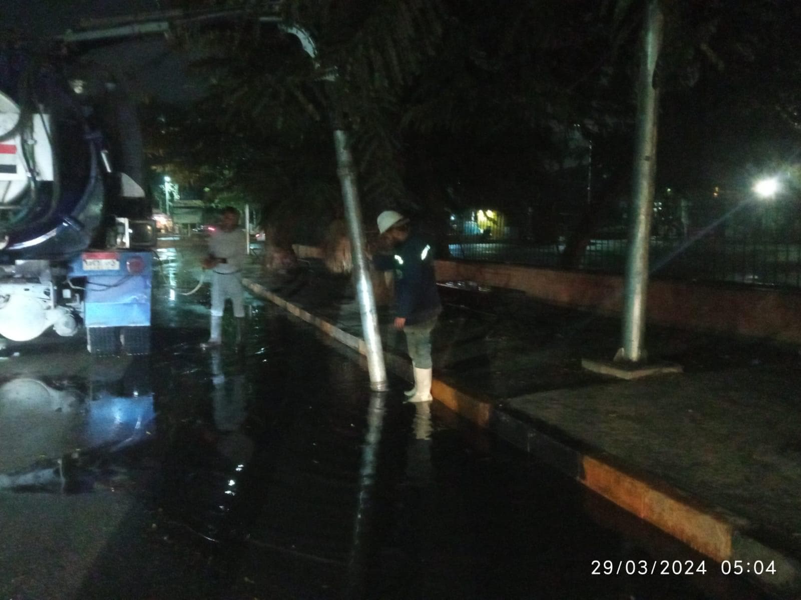 محافظ الجيزة يتابع جهود عمليات شفط مياه الأمطار وإنتشار المُعدات لتسهيل الحركة المرورية