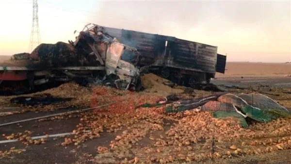 كارثة .. جثث وضحايا و 140 طن قمح وبطاطس على الارض .. تعرف على تفاصيل حريق تريلاتان نقل بطريق الوادي الجديد