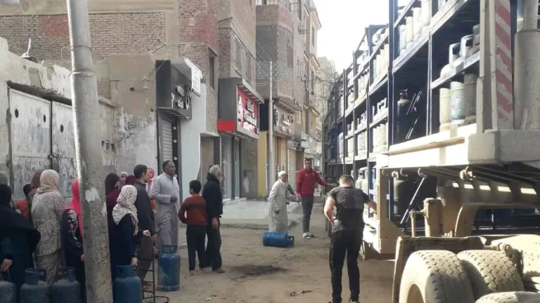 تلبية لمطالب مواطني كرداسة .. محافظ الجيزة يوجه سيارة محملة بعدد ٧٥٠ اسطوانة غاز لسد احتياجاتهم