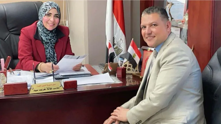 وكيل وزارة التموين بالجيزة  في حوار لـ"حواديت اون لاين": من دبلوم تجارة الى وكيل وزارة التموين بالجيزة .. تفتح النار على مافيا السوق السوداء .. تتعرض للتهديد بالقتل .. تضع حلول للخروج من ازمة السكر .. تزف بشرى للمواطنين منها إضافة المواليد .. توجه رسالة للمواطن