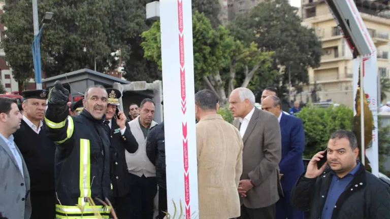حريق فى باخرة نيلية بشارع النيل السياحي .. محافظ الجيزة يتواجد ميدانيا